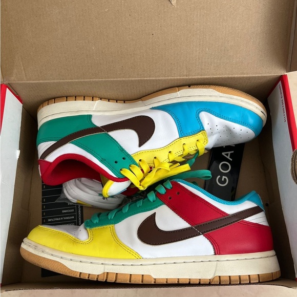 Nike Dunk Low SE in White, Chocolate, and Roma Green - Picture 7 of 9